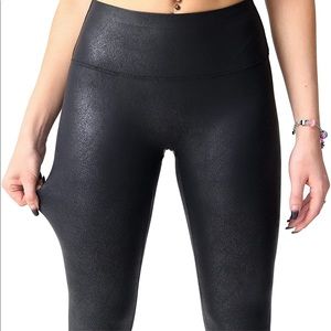 NWOT Faux Leather Crackled Leather Super Stretch Leggings in Black